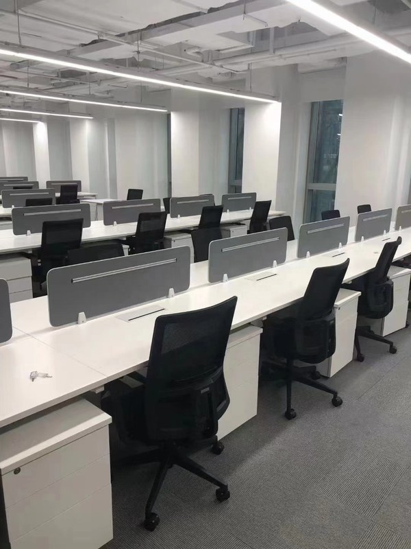 Stolik biurowy z podłogą lędźwiową i nowoczesnym stylem