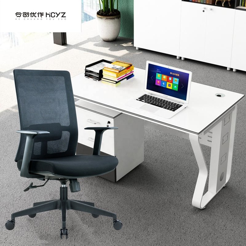 Stolik biurowy z podłogą lędźwiową i nowoczesnym stylem